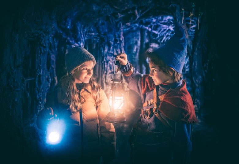 Kuvassa on yöllä lyhdyn valossa vasemmalla Soma Zimmatore sinisessä pipossa ja Marco Stylianou pitää lyhtyä sekä on sininen pipo päässään.