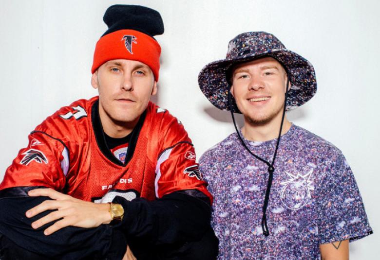 Kuvassa ovat vasemmalla Jare oranssissa pusakassa ja pipossa ja VilleGalle violetissa puserossa ja saman väisessä lierihatussa.