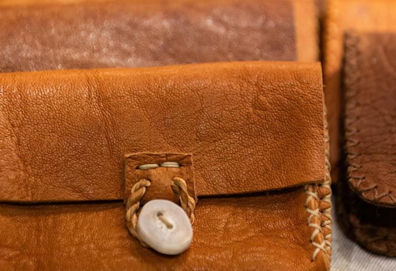 Kuvassa on rivissä keskiruskeita kukkaroita. 