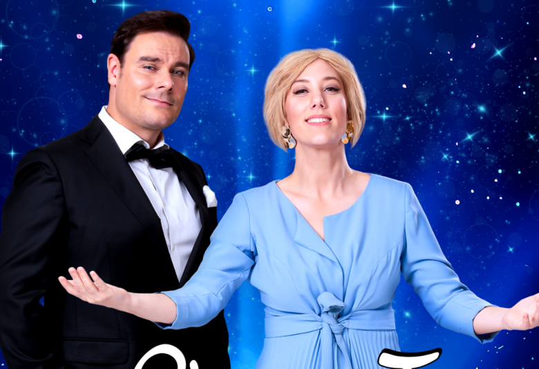 Kuvassa on vasemmalla Tommi soidinmäki tummassa puvussa ja valkoisessa paidassa. Hänen vieressään on Elisa Lairikko vaalean sinisessä mekossa kädet ojennettuina sivulla. Kuva on puolivartalokuva. Tausta on tumman sininen vasemmalla ja muuttuu vaalean siniseksi. Siinä on tähtiä.