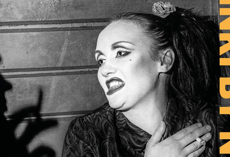 Kuvassa on nainen puolivartalokuvassa pää ja katse käännettynä vasemmalle oikeassa kädessään tupakka. Vasemmassa reunassa on miehen profiili ja kädessä tupakka. Oikeassa reunassa on pystysuorassa NKI BY N. Kuva on musta-valkoinen ja osa kirjan kantta.