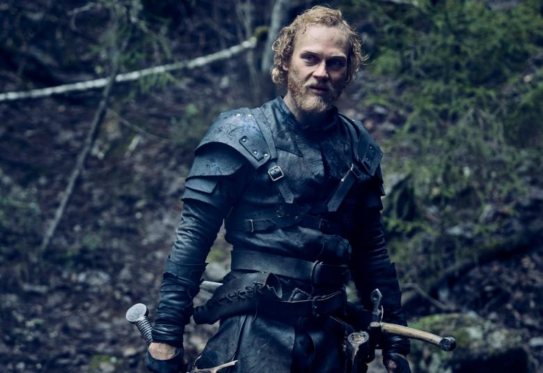 Kuvassa on Elias Salonen tummassa metsässä ja hänellä on nahkainen ritariasu päällään ja oikeassa kädessään miekka.