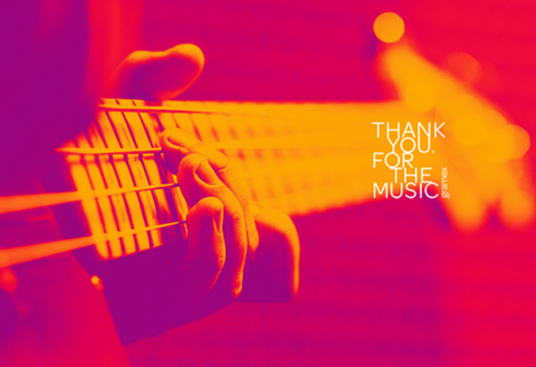 Kuvassa on kitaran kaula ja soittajan vasen käsi näppäilemässä kieliä.  Kuvan sävy on punainen ja lila kaulu on keltainen. Kuvassa on oikealla teksti Thank you for the music.