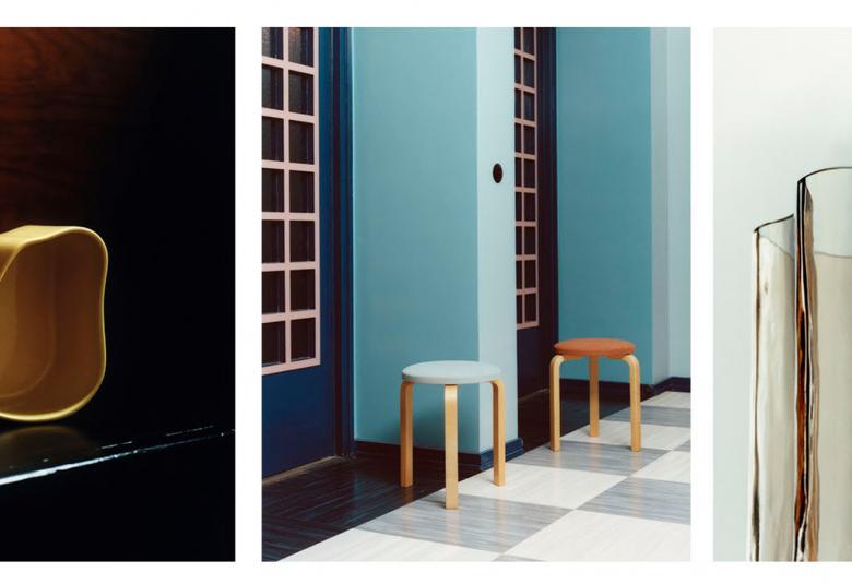 Kuvassa on kolme eri kuvaa ja vasemmalla on seinällä puinen kulhomainen teos, jossa hieman aaltomaista muotoa.  Keskellä on kaksi Aalto-jakkaraa valkoisen pylvään molemmin puolin ja seinillä on tasaruudutetut, ruskea-valkoiset tekstiilit. Oikealla on korkea Aalto-maljakko.