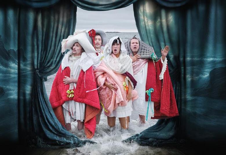 Kuvassa ovat vasemmalta Tuukka Leppänen, Marc Gassot, Muinttu Mustakallio ja Martti Suosalo. He ovat kääriytyneet punaisiin tai vaalean punaisiin täkkeihin ja heillä on pyyheliinat päässään sekä valkoisia yöpaitoja. Näyttämöllä on tumman vihreän siniset verhot, jotka ovat avatut puoliksi nauhalla.