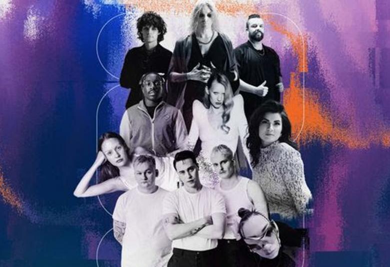 Kuvassa on musta-valkoisena kollaasikuva esiintyjistä kolmessa rivissä. Heistä ylimmäisillä on tummat vaatteen ja alemmilla valkoiset. alareunassa on nainen maskissa. Molemmilla sivuilla on violettia.