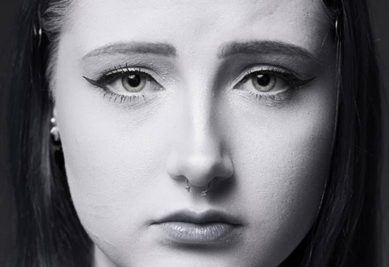 Kuunnelluimpien tietokirjojen joukkoon noussut Tiikeri – Erityisen tytön tarina ilmestyy painettuna kirjana 3.1.2026 – Kirja lähetetään kansanedustajille