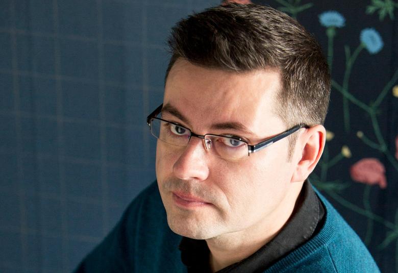 Kuvassa on Vesa Haapalan kasvokuva ja hän on hieman sivuttain. Tausta on tumman harmaa. 