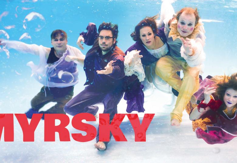 Kuvassa on valkoisen pilven päällä sinisellä taivaalla lentelemässä kolme miesnäyttelijää ja kaksi naisnäyttelijää. Alla lukee isoin punaisin kirjaimin Myrsky.