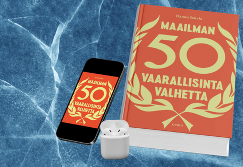 Kuvassa on siniharmaalla pohjalla vasemmalla vinottain musta matkapuhelin, jossa on kuva kirjan kannesta. Vieressä on kirja, jonka kansi on oranssi ja siinä on keltaiset lehvät ja niiden sisällä on teksti Maailman 50 vaarallisinta valhetta.