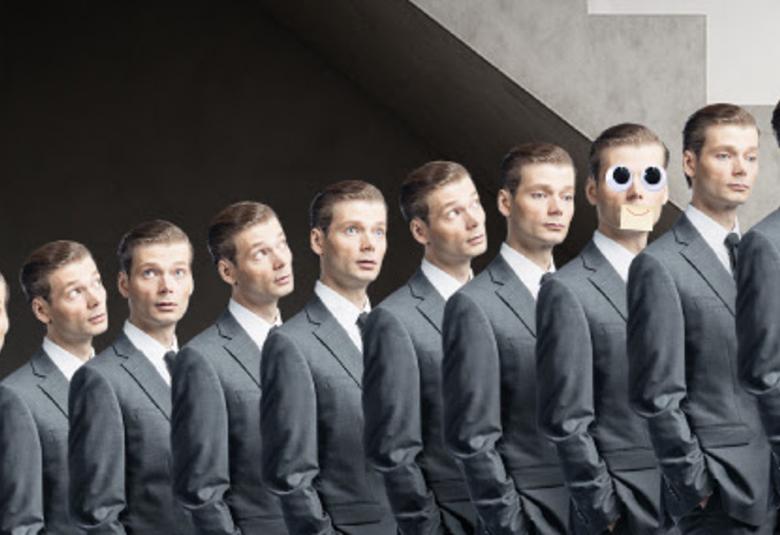 Kuvassa on kymmenen harmaassa puvussa olevaa saman nuoren miehen kuvaa ja ne ovat nousevasti oikealle. toiseksi viimeisellä on pyöreät tummat lasit ja post-it -lappu suunsa edessä.
