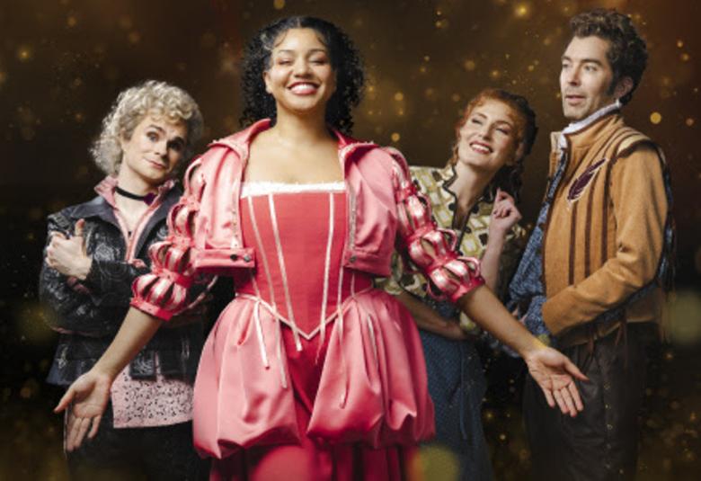 Kuvassa on vasemmalla Mikko Peltomäki vaaleissa kiharoissa ja edessä Renée Böök punaisessa harlekiinimäisessä asussa. Oikealla kurkistaa selän takaa Maria Lund ja vieressä seisoo ruskeassa takissa Tuukka Leppänen. Tausta on musta.