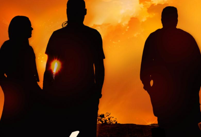 Kuvassa on kolme mustaa hahmoa katsomassa kokonaan oranssia taivasta kummun päällä.
