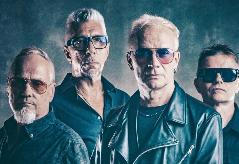 Kuvassa on Neljän Ruusun neljä miestä puolivaralokuvassa. Heillä on mustat nahkatakit päällään.  Kasvot ovat punertavat ja tausta sekä kuvan sävy on harmaan sininen.