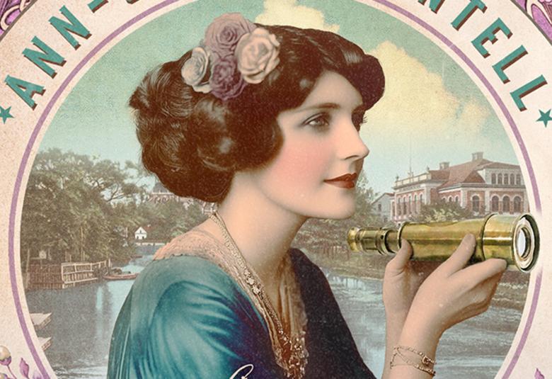 Kuvassa on keskellä sivuttain nuori nainen kiharretuissa melko lyhyissä hiuksissa ja niissä on ruusuja koristeteena. Hänellä on turkoosi mekko ja kultakoruja sekä kädessään kullan värinen kaukoputki. Taustalla on lampea ja vihreitä puita. Ne ovat kaaren sisällä, joissa on kirjailijan nimi ja roosalla pohjalla liloja ruusuja. Kuva on osa kirjan kannesta.