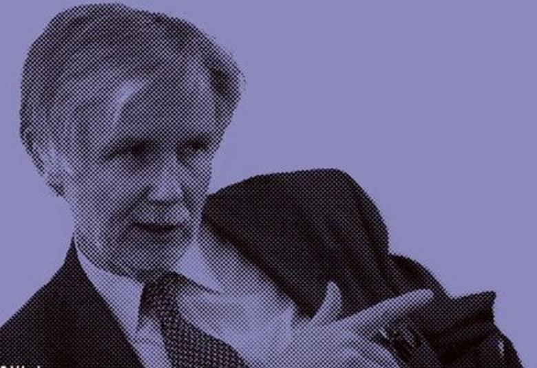 Kuvassa on Erkki Tuomioja istumassa vinosti ja viittoilee vasemmalla kädellään. Hänellä on musta takki päällään. Kuvan sävy on lila. Kuva on osa kirjan kannesta.