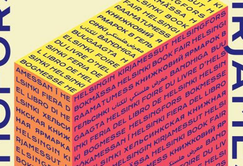 Kuvassa on kuutiomainen piirros ja siinä on päällä keltaista, sivussa oranssia ja edessä punaista pintaa. Kaikissa on isoin kirjaimin eri kielillä Helsingin Kirjamessut. Molemmissa on pystyssä isolla sama teksti isoin tumman sinisin kirjaimin. Tausta on vaalean keltainen.