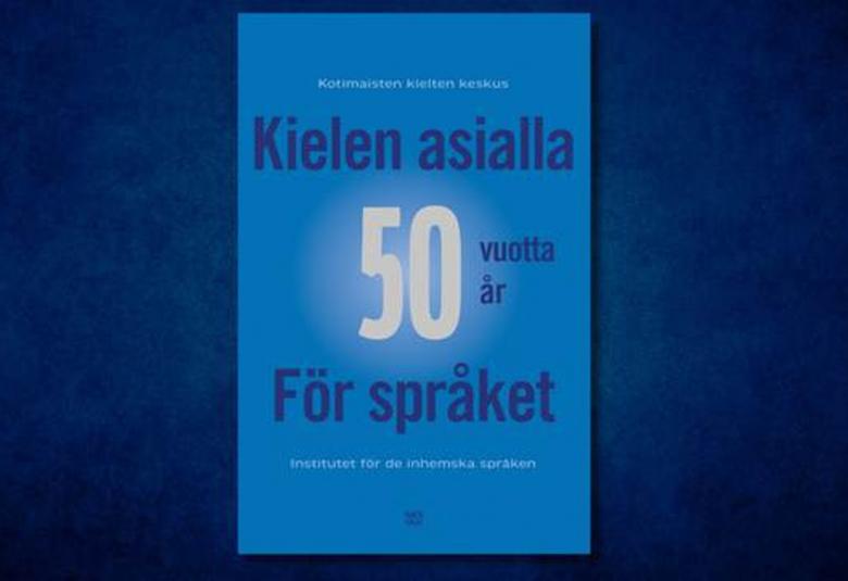 Kuvassa on keskellä on sinisellä pohjalla oleva kirjan kansi ja siinä on kirjan nimi Kielen asialla ja keskellä alla valkoisella 50 vuotta/år.  Alla lukee För språket. Tausta on tumma.