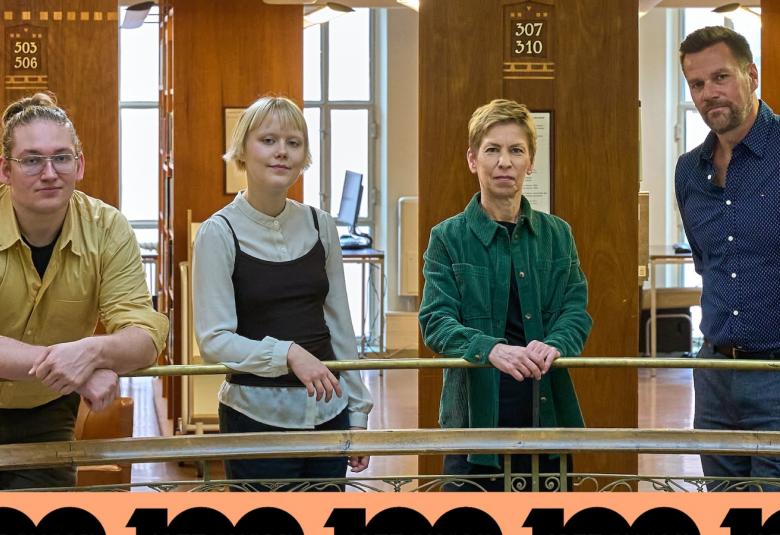 Kuvassa on vasemmalta kellertävässä puserossa Lauri Ikävalko, mustassa topissa ja valkoisessa puserossa Oona Mattson, vihreässä puserossa Riitta Paakki ja sinisessä puserossa Markus Ketola. He seisovat metallisen kaiteen äärellä ja taustalla on ruskeita seiniä ja välissä ikkunoita.