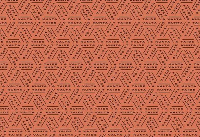Kuvassa on pieninä risteävinä kuvioina sanat taidevaltakunta, joka on jaettu kolmeen osaan ja laitettu viivojen väliin. Koko pinta on täynnä näitä kuvioita ja tausta ruskean oranssi.
