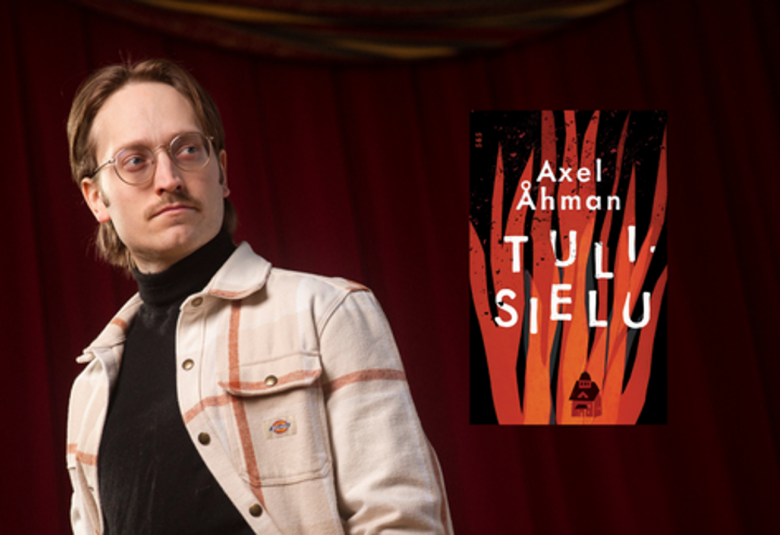 Kuvassa on puolivartalokuvassa Axel Åhman vaaleassa pusakassa ja mustassa poolopaidassa. Oikealla on kirjan kansi, jossa on punaisia piirrettyjä tulenlieskoja ja kirjan nimi Tulisielu. Tausta on musta.