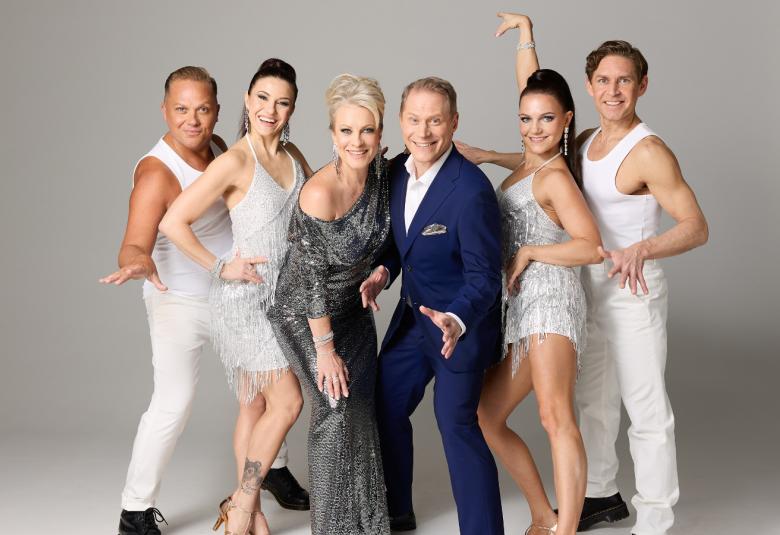 Kuvassa on kuusi esiintyjää ja vasemmalla on mies ja nainen valkoisissa asuissa, keskellä Laura Voutilainen etukumarassa vihreässä pitkässä mekossa ja hänen oikealla puolella Jarkko Tamminen mustassa puvassa.  Hänen oikealla puolellaan kaksi tanssijaa, nainen ja mies valkoisissa asuissa.