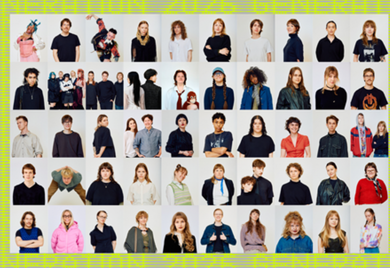 Kuvassa on neljässä rivissä pikkukuvia taiteilijoista, joissa he ovat puolivartalokuvassa. Raami on vaalean vihreä ja tausta pikkukuvissa vaalea.