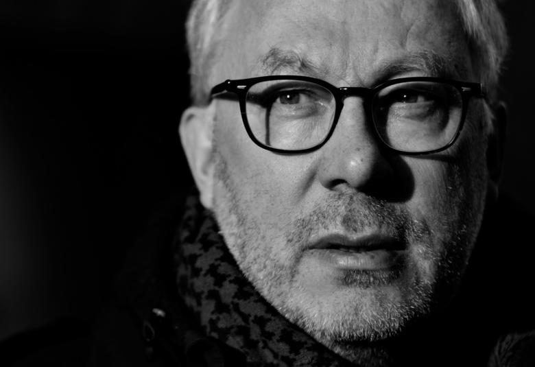 Kuvassa on Markus Jokela kasvokuvassa. Kuva on musta-valkoinen.