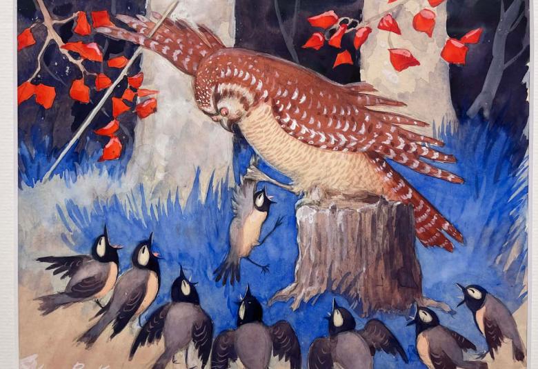 Kuvassa on pöllö levittämässä oikeaa siipeään kannon päällä. Alla on talitiaisia kaaressa katsomassa pöllöä.