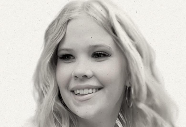 Kuvassa on Vendi kasvokuvassa ja hänellä on vaaleat, pitkät hiukset. Tausta on vaalea. Kuva on osa kirjan kannesta.