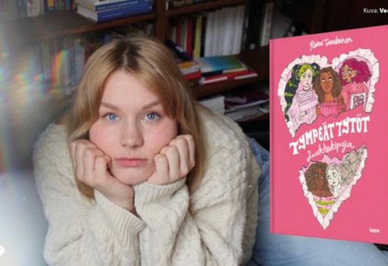 Kuvassa on Riina Tanskanen löhöämässä eteenpäin ja hän nojaa poskiinsa. Hänellä on vaalea villapaita päällään. Oikealla on kuva kirjan kannesta, joka on vaalean punainen. Takana on kirjahyllyä.