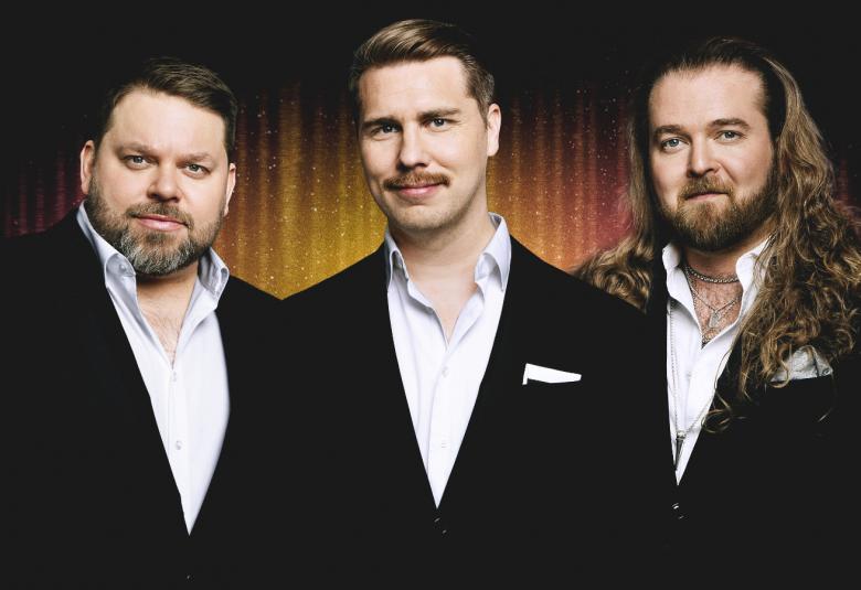 Kuvassa ovat vasemmalta Mikko Töyssy, Aarne Pelkonen ja Teemu Roivainen ja hellä on kaikilla mustat takit ja valkoiset paidat. Kuva on puolivartalokuva.