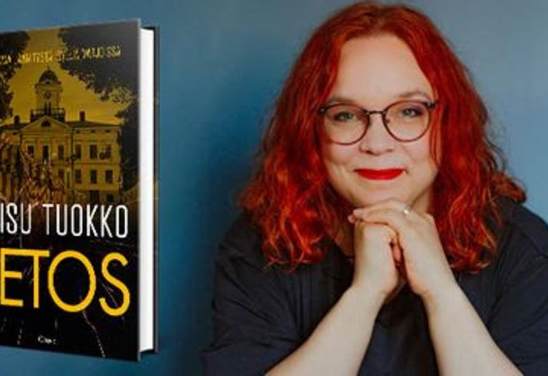 Kuvassa on vasemmalla kirjan kansi, jossa on kuva Kristiinankaupungin kaupungintalosta sekä kirjailijan ja kirjan nimi. Oikealla on Kaisu Tuokko, jolla on pitkät kiharaiset punaiset hiukset sekä musta pusero.