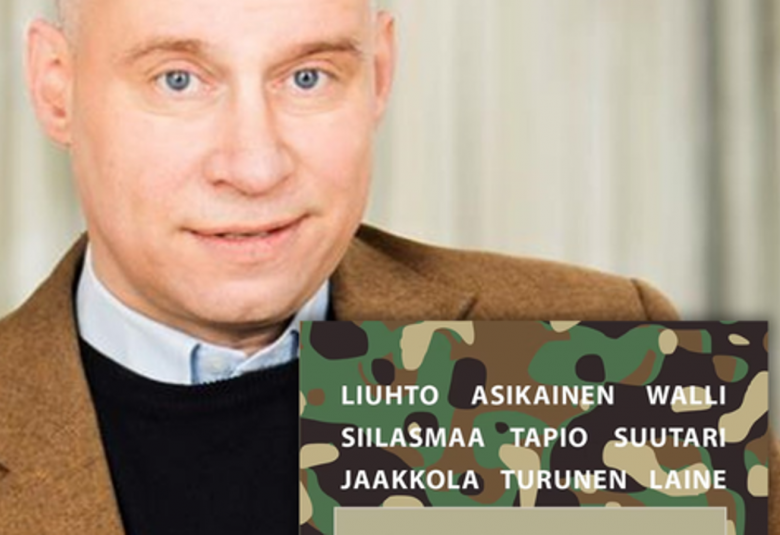 Kuvassa on Pekka Paloheimo kasvokuvassa ja hänellä on kirjansa kädessään. Siinä näkyy sotilaspuvun kankaan kuvan päällä  valkoisella sukunimiä.