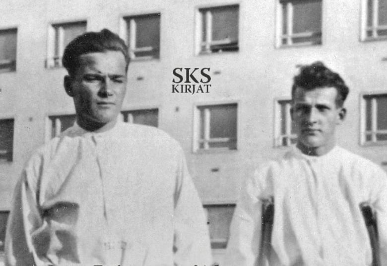 Kuvassa on kaksi miestä puolivartalokuvassa valkoisissa paidoissa sairaalarakennuksen edessä, jossa on paljon ikkunoita. Oikean puoleisella on puiset kainalosauvat kainaloissaan. Kuva on musta-valkoinen. Kuva on osa kirjan kannesta.