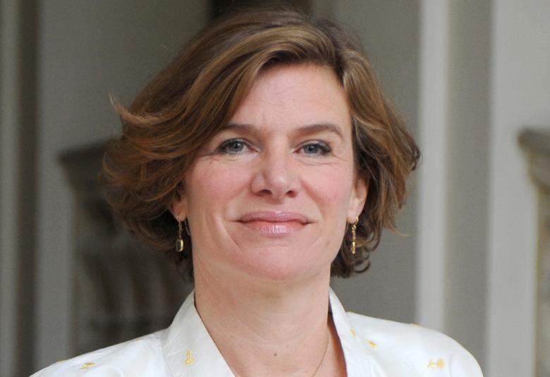Kuvassa on Mariana Mazzucato kasvokuvassa. Hänellä on ruskea puolipitkät hiukset ja valkoinen paitapusero.
