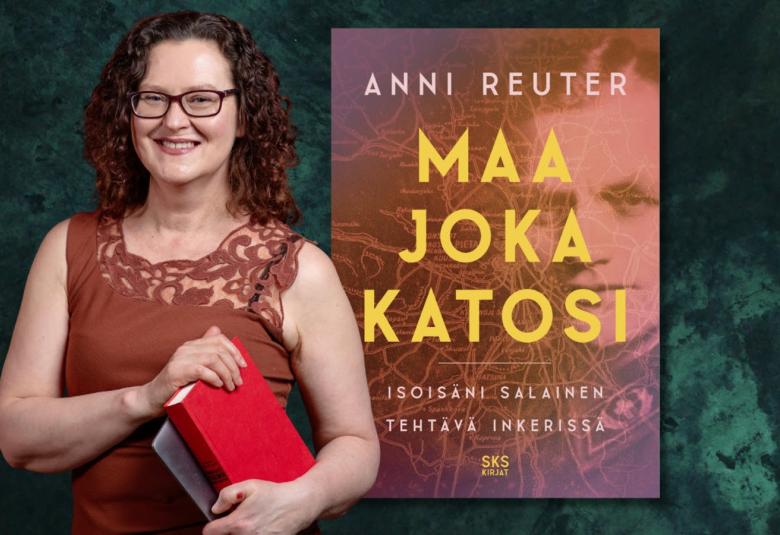 Kuvassa on vasemmalla Anni Reuter seisomassa ruskea, hihaton pusero päällään ja hänellä on punainen kirja vasemmassa kädessään. Oikealla hieman takana kirjansa kansi ja siinä on isoin keltaisin kirjaimin Maa joka katosi.  Kirjan taustaväri on ruskea. Himmeänä takana näkyy isoisän kuva.