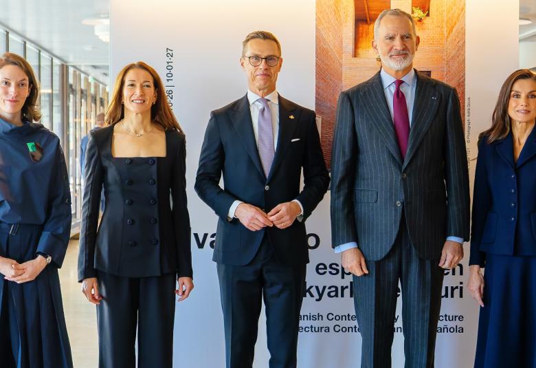 Kuvassa on vasemmalla nainen tumman sinisessä  mekossa ja hänen vieressään on Suzanne Ines-Stubb mustassa housupuvussa. Hänen vieressään seisoo Alexander Stubb ja oikealla Espanjan kuningas Felipe, molemmilla tumman siniset puvut.  Oikealla on kuningatar Letizia tumman sinisessä mekossa.