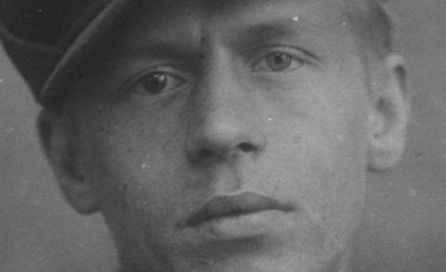 Kuvassa on Jalmari Ruokokosken kasvot musta-valkokuvassa. Hänellä on lippalakki päässään. Kuvan sävy on harmaa.