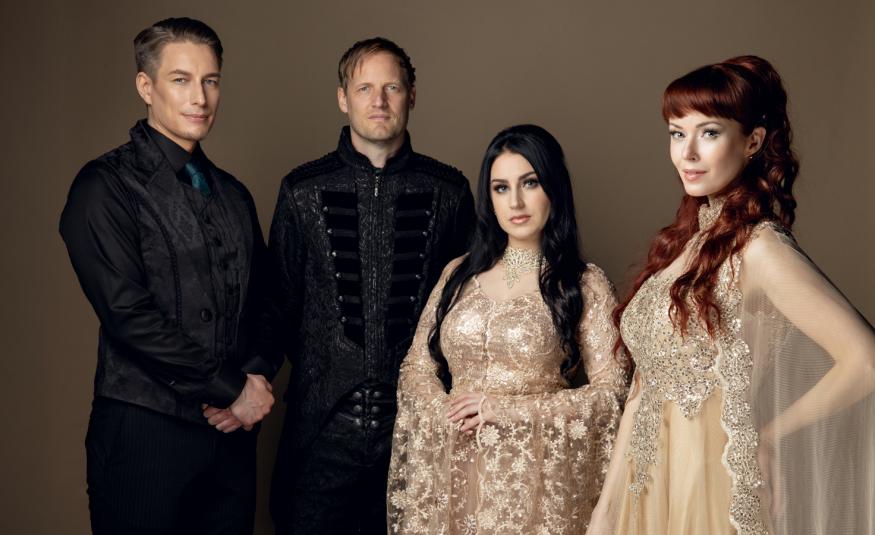 Kuvassa ovat seisomassa vasemmalla yhtyeen kaksi miesjäsentä mustissa puvuissa ja oikealla kullan värisissä mekoissa kaksi naista. Hellä molemmilla on pitkät tummat hiukset.