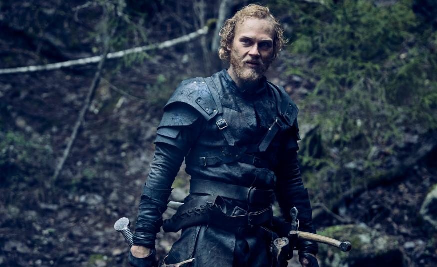 Kuvassa on Elias Salonen tummassa metsässä ja hänellä on nahkainen ritariasu päällään ja oikeassa kädessään miekka.