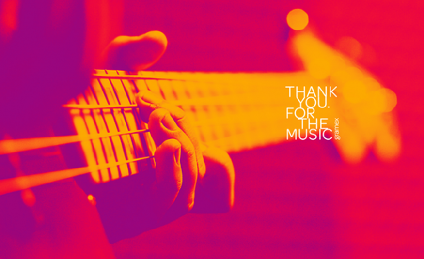 Kuvassa on kitaran kaula ja soittajan vasen käsi näppäilemässä kieliä.  Kuvan sävy on punainen ja lila kaulu on keltainen. Kuvassa on oikealla teksti Thank you for the music.