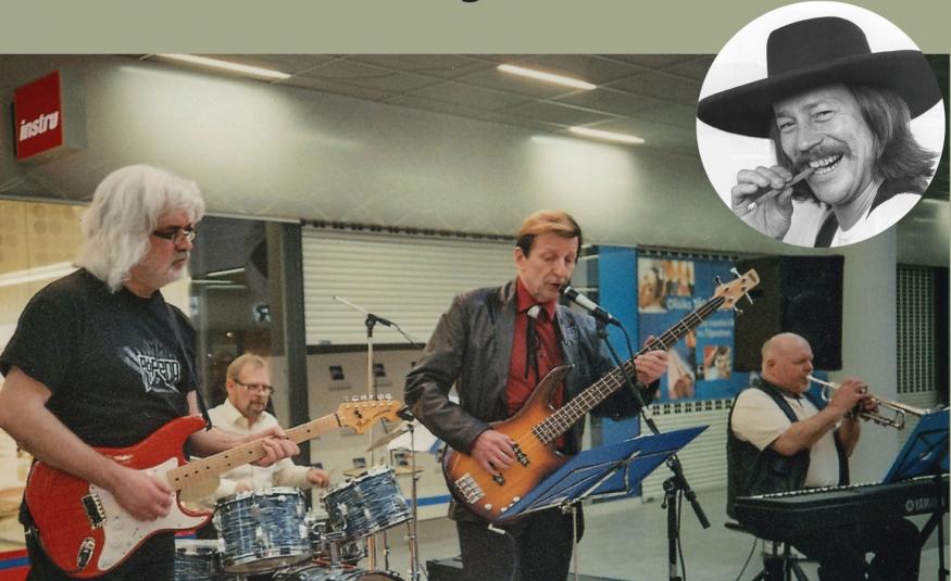 Kuvassa on bändin neljä jäsentä soittamassa, joista kaksi on kitaristia vasemmalta ja oikealla istuu trumpetisti. Takana on rumpali. Oikeassa yläkulmassa on pyöreänä musta-valkokuva Irwinistä musta lierihattu päässään. Kuva on osa kirjan kannesta.