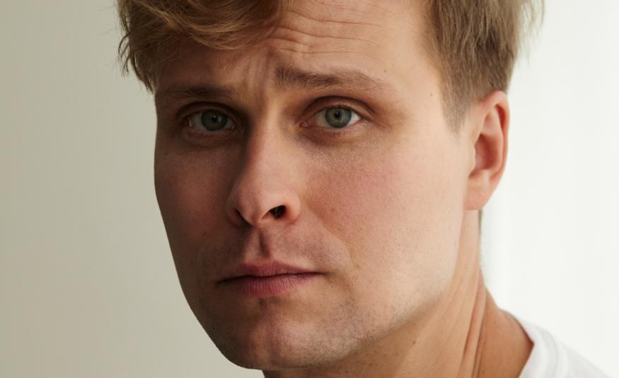 Kuvassa on Jussi Moila kasvokuvassa.  Hänellä on tuuheat ruskeat hiukset.