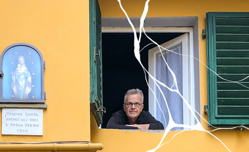 Kuvassa on Olli Kortekangas avatun ikkunan alareunassa puolivartalokuvassa. Hänellä on m usta paita päällään.  Talon seinä on keltainen ja vasemmalla on vaalean sininen madonnan ja Jeesus-lapsen kuva. Oikealla on toinen vihreä ikkunaluukku.