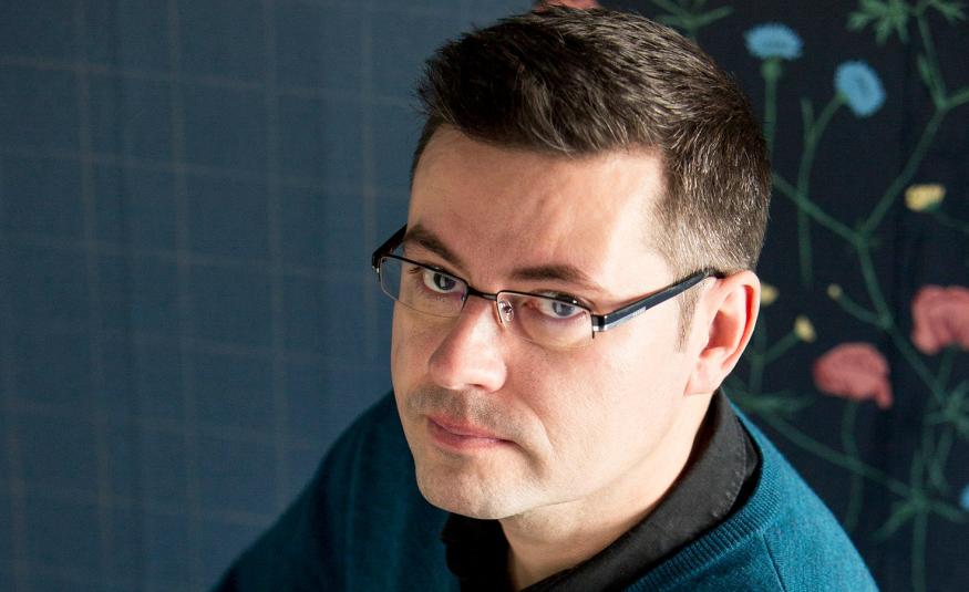 Kuvassa on Vesa Haapalan kasvokuva ja hän on hieman sivuttain. Tausta on tumman harmaa. 