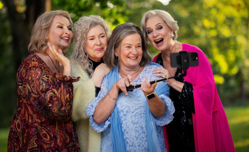 Kuvassa ovat Sari Havas, Aino Seppo, Helena Haaranen ja Leenamari Unho. He ottavat selviekepin kanssa kännykkäkuvaa itsestään. Taustalla on vihreitä lehtipuita.