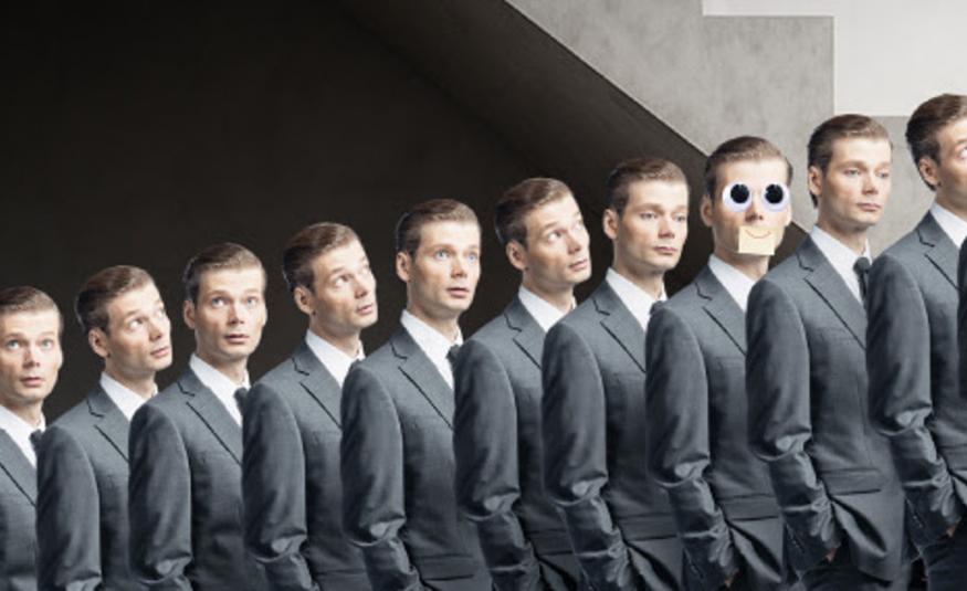 Kuvassa on kymmenen harmaassa puvussa olevaa saman nuoren miehen kuvaa ja ne ovat nousevasti oikealle. toiseksi viimeisellä on pyöreät tummat lasit ja post-it -lappu suunsa edessä.