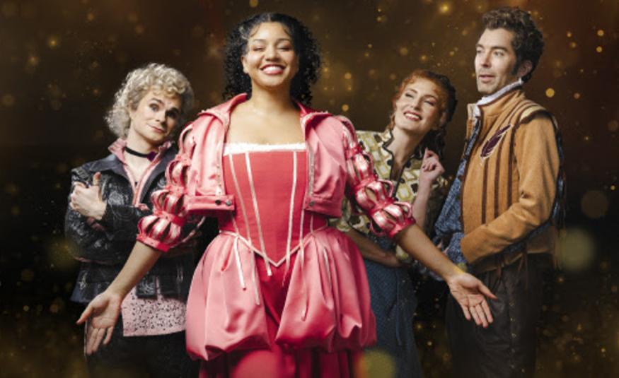 Kuvassa on vasemmalla Mikko Peltomäki vaaleissa kiharoissa ja edessä Renée Böök punaisessa harlekiinimäisessä asussa. Oikealla kurkistaa selän takaa Maria Lund ja vieressä seisoo ruskeassa takissa Tuukka Leppänen. Tausta on musta.