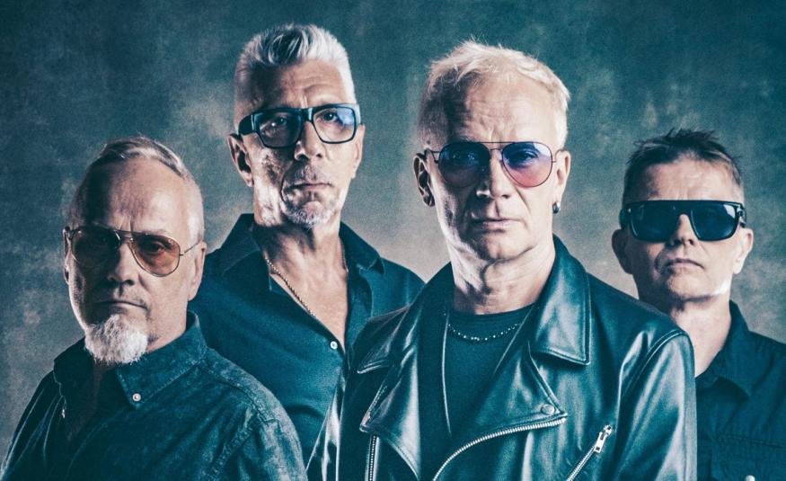 Kuvassa on Neljän Ruusun neljä miestä puolivaralokuvassa. Heillä on mustat nahkatakit päällään.  Kasvot ovat punertavat ja tausta sekä kuvan sävy on harmaan sininen.